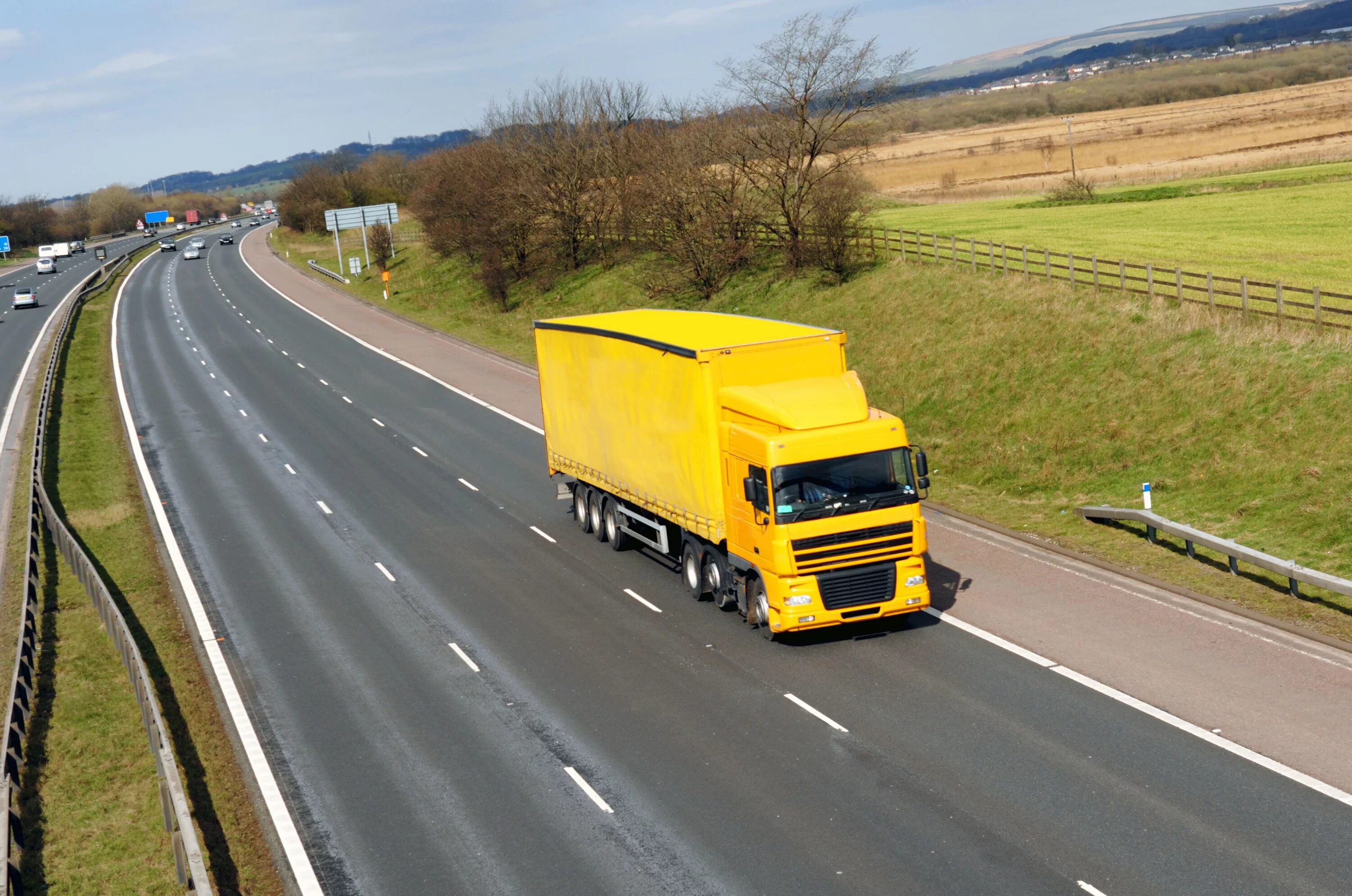 Какой из грузовиков едет. Грузовик, желтый. Фура Lorry. Грузовик едет. Грузовик едет по дороге.