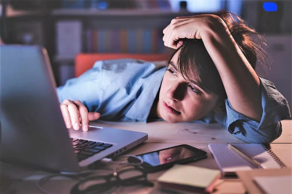 Сильная сонливость днем. Усталость. Усталый человек за компьютером. Уставший человек.