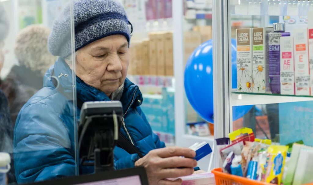 Пенсионер в аптеке. Пенсионерка в аптеке. Лекарства для пенсионеров. Льготы на лекарства пенсионерам.