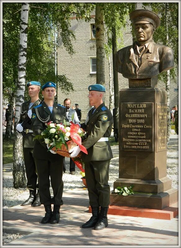 Смоленская обл Вяземский р-он с.Вязьма-Брянская ул Авиационная дом 9. Вязьма Брянская памятник. Село Вязьма Брянская ул 50 лет Победы парк памятник. Вязьма- Брянская военные фото.