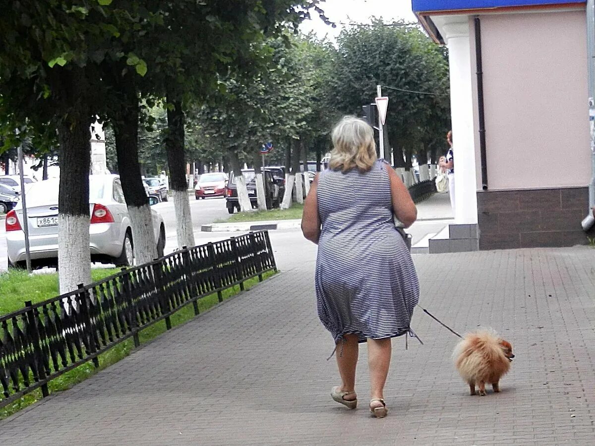 Толстухи на улице. Дама с собачкой на прогулке. Толстая женщина на улице.