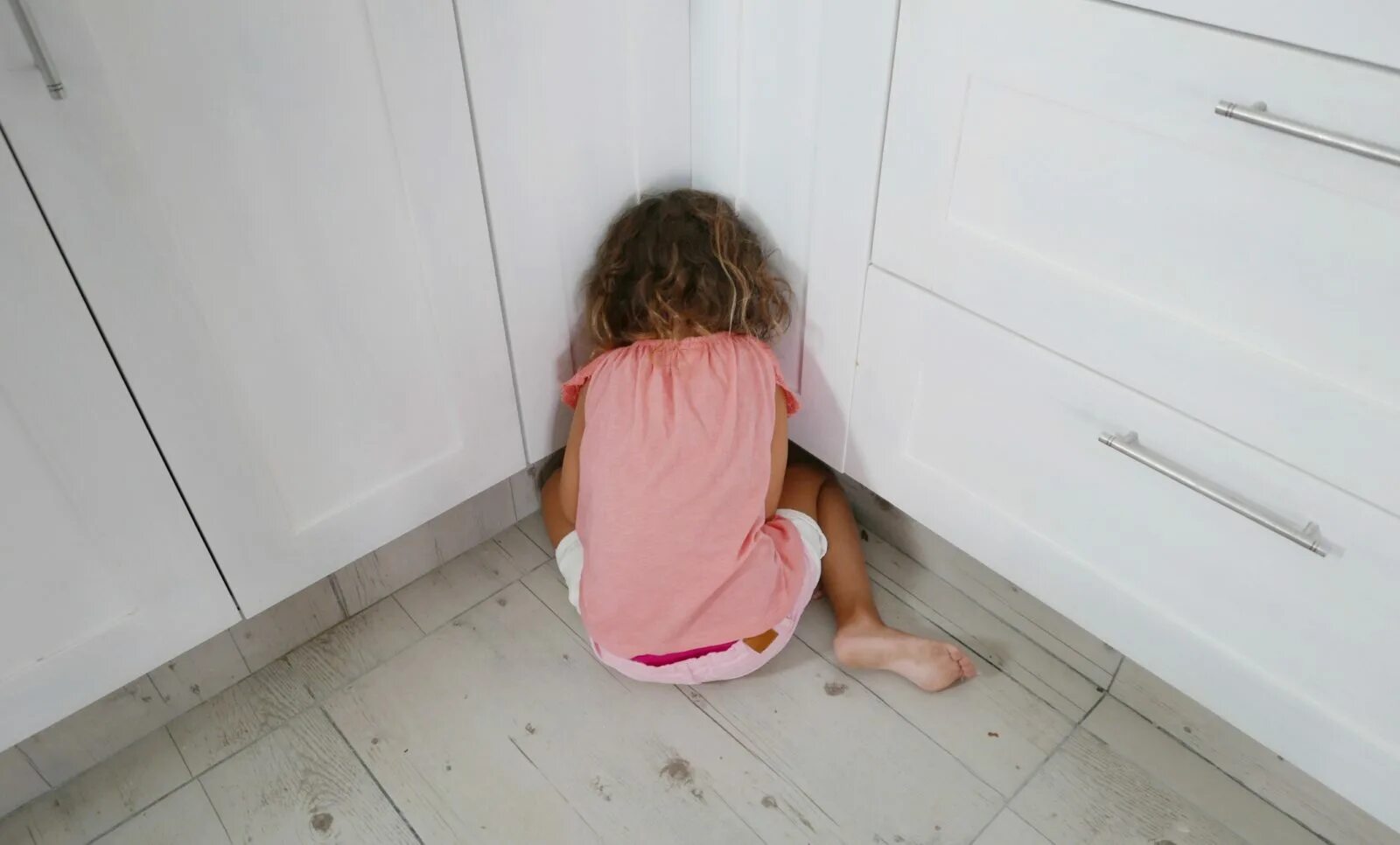 Сидит в углу. Наказание карикатура. Смешные дети. Человек стоящий в углу. Ребенок сидит в углу.