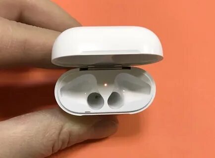 Не заряжается один наушники airpods 2