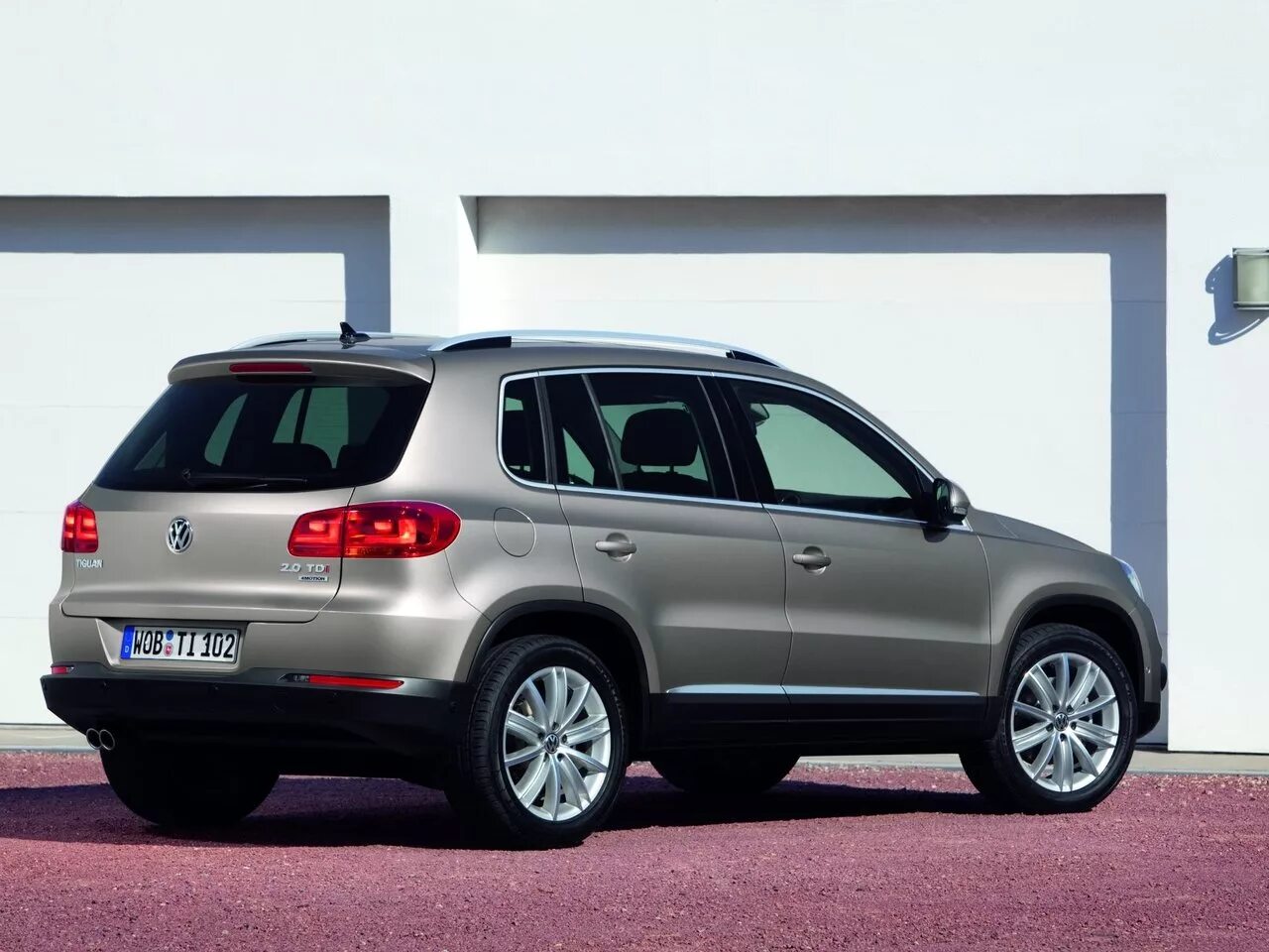 Volkswagen tiguan полный. Фольксваген Тигуан 1. VW Tiguan 2012. VW Tiguan 2011. Volkswagen Tiguan 2011 года.