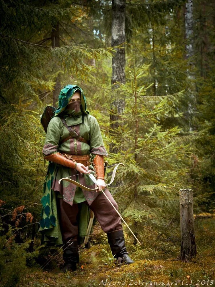 воин в лесу. следопыт и следопыты карелия. ролевики робин гуд. выживание в лесу. следопыт в лесу.