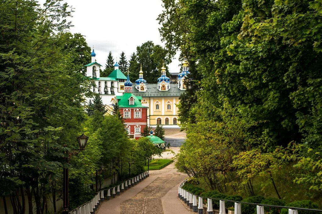 Печоры псковские. Печоры Псков. Псковско-Печерский монастырь лето. Псково-Печерский монастырь сверху. Печоры псковская область отзывы