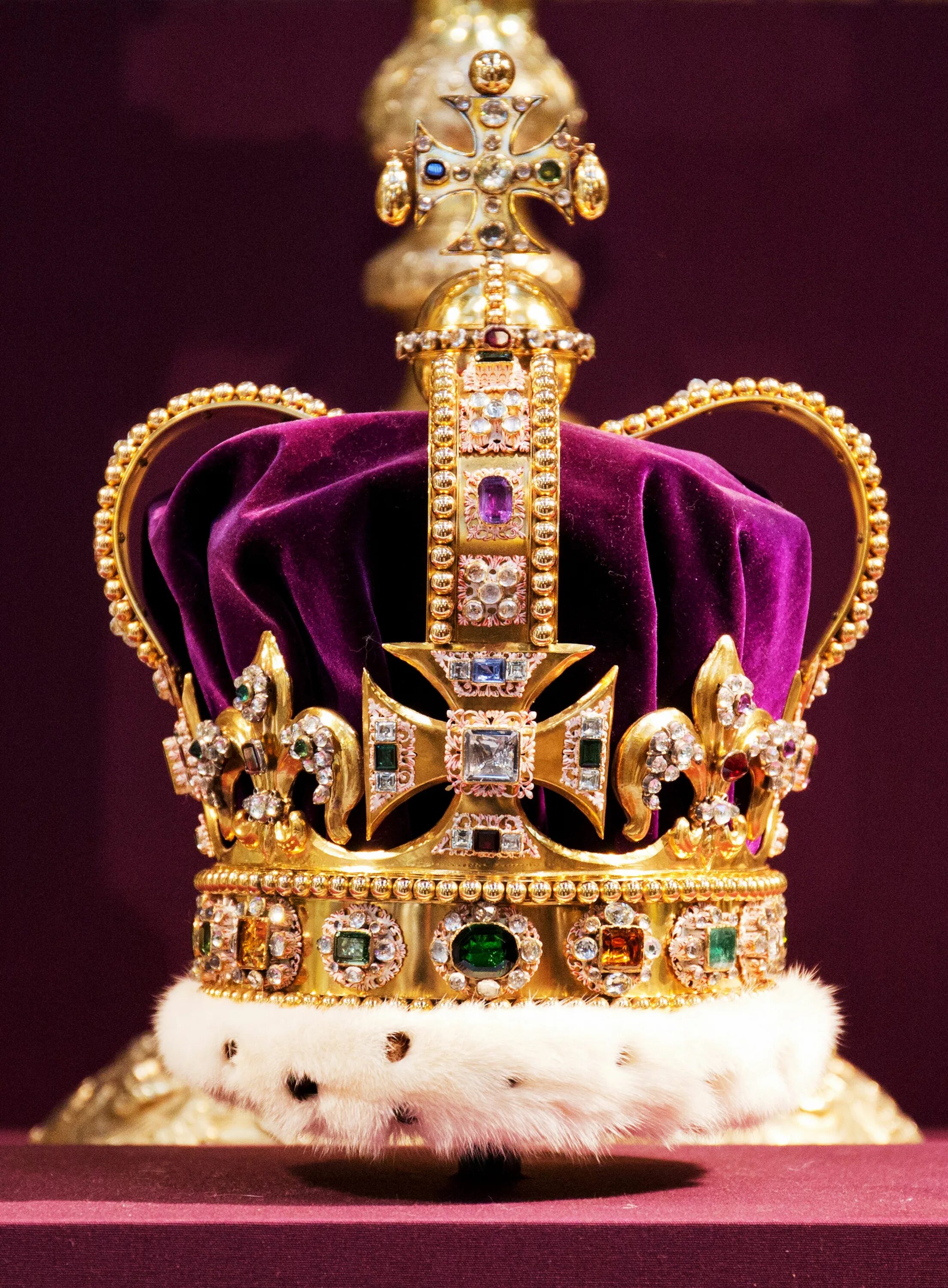 Царская сокровищница. Коронационная корона Святого Эдуарда. Корона Елизаветы 2 на коронации. Crown Jewels (драгоценности короны).