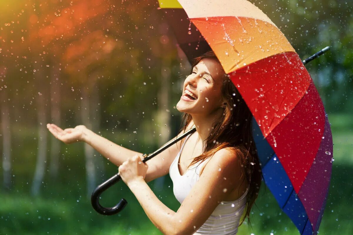 Девушка с зонтом. Позитивная девушка. Радость жизни. Девушка под дождем. Мысли о погоде и настроении