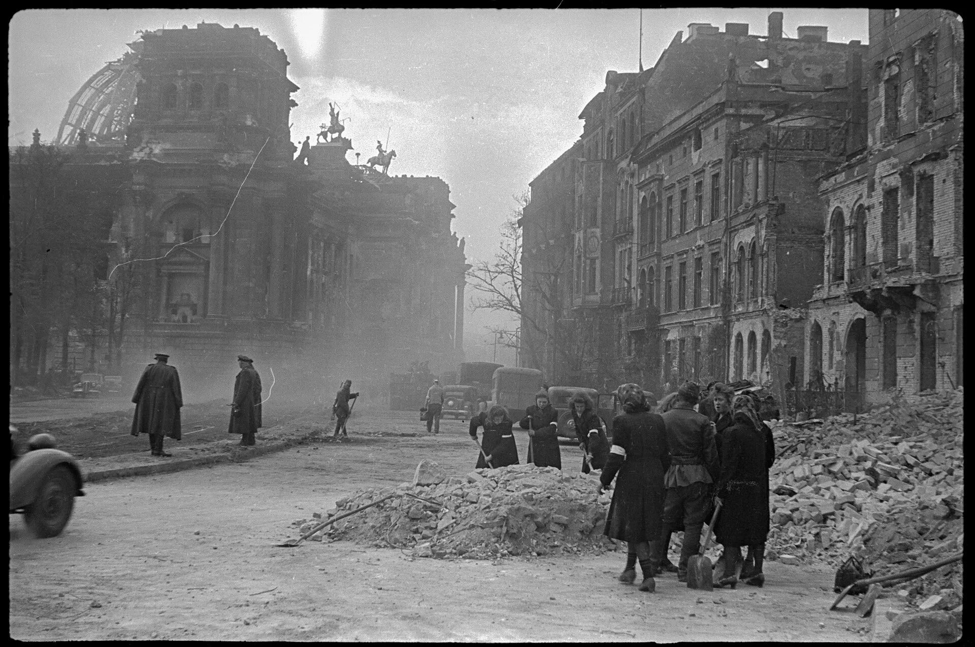 Во время войны и потом. Берлин, май 1945. Берлин ВОВ 1945. Руины Берлина 1945.