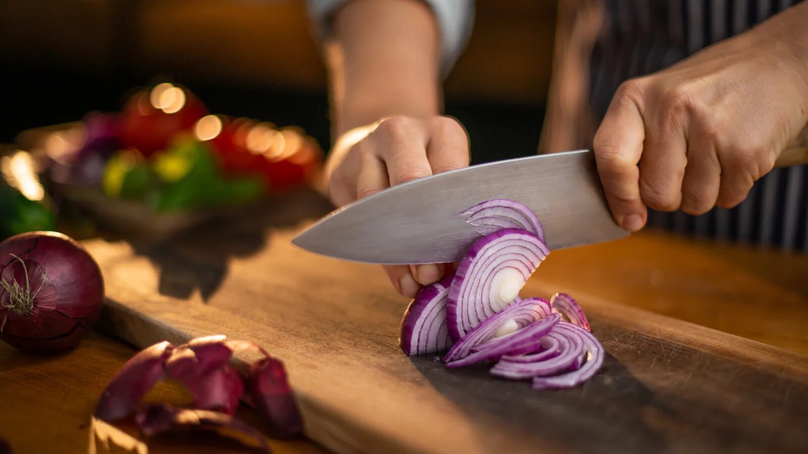 Cutting vegetables. Нарезанный лук. Нарезать лук без слез.