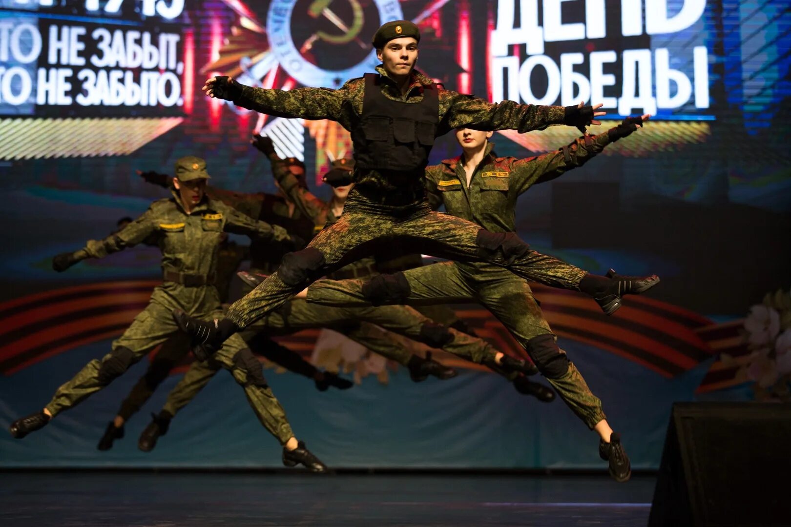 Военное выступление. Ансамбль центрального военного округа. Ансамбль песни и пляски. Артисты Победы. Выступление ансамбля продолжалось 1 час 44 минуты