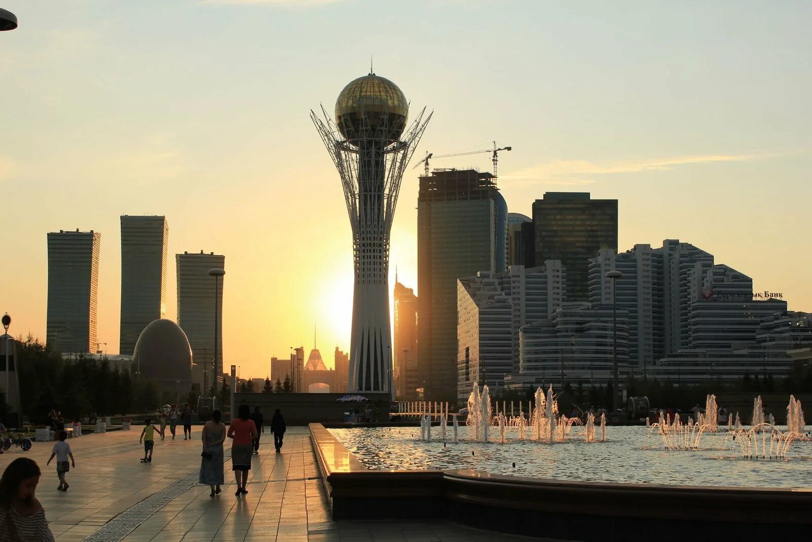 Нурсултан обзор. Нурсултан обзор. Нурсултан астана население. Круглая площадь астана. Столица казахстана нурсултан 2020.