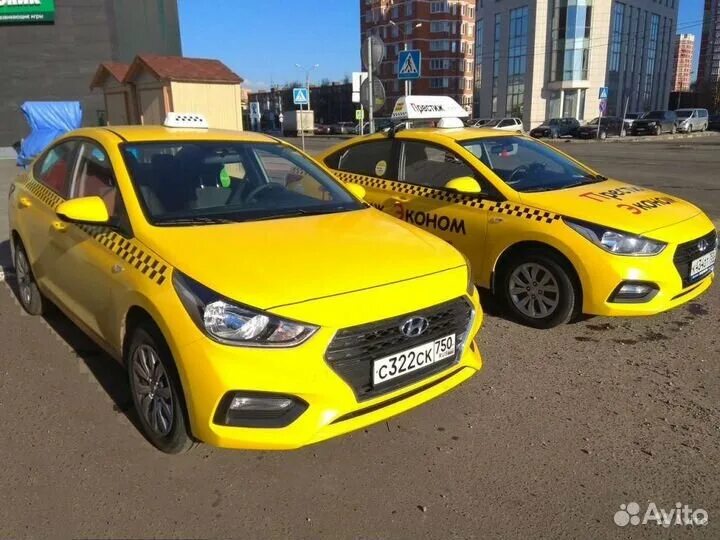 Водитель такси на арендованном автомобиле москва. Такси driver. Водитель такси. Таксист фото. Счастливый таксист.