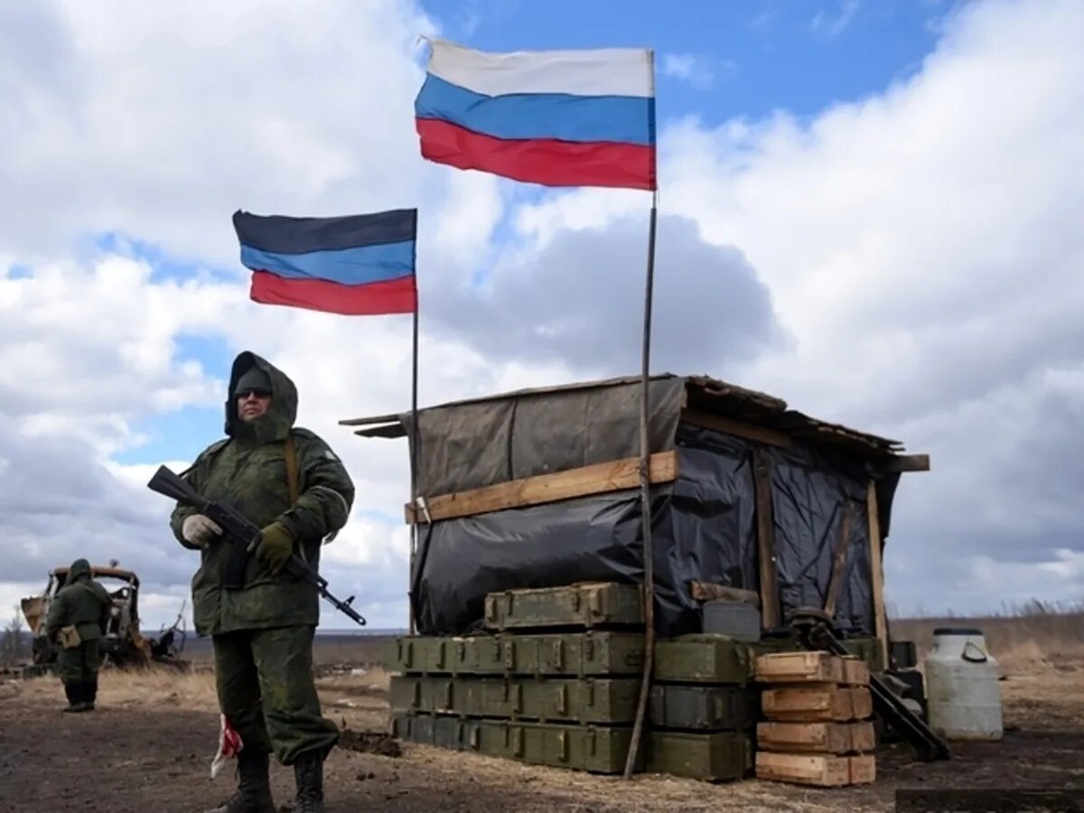 Днр военная операция. Русские военные на Украине. Российские войска на Украине. Спецоперация России на Украине. Российские войска на Украине с флагом.