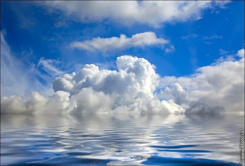 Облака. Отражение облаков в море. Красивые облака. Отражение облаков в воде.