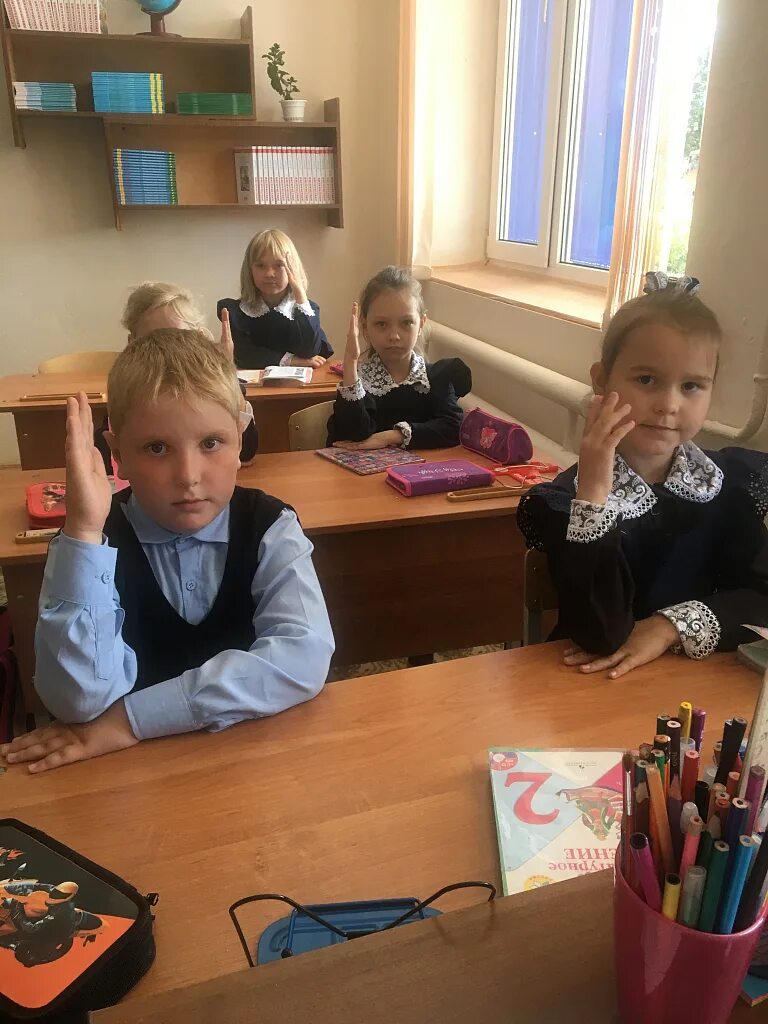 Рисунки на школьную тему. Среднее звено старшее звено. Класс с учениками. Школьное звено. Преемственность начальной школы и среднего звена.