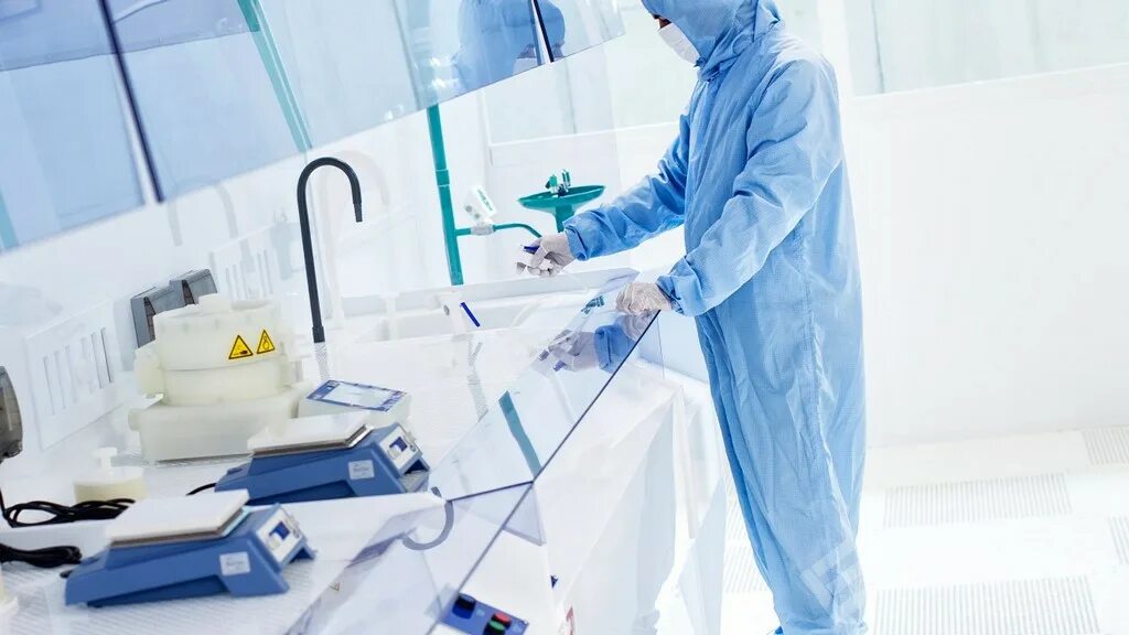 Персонал чистых помещений. Стерильное помещение. Чистые помещения gmp. Исо одежда для чистых помещений. Персонал чистых помещений.