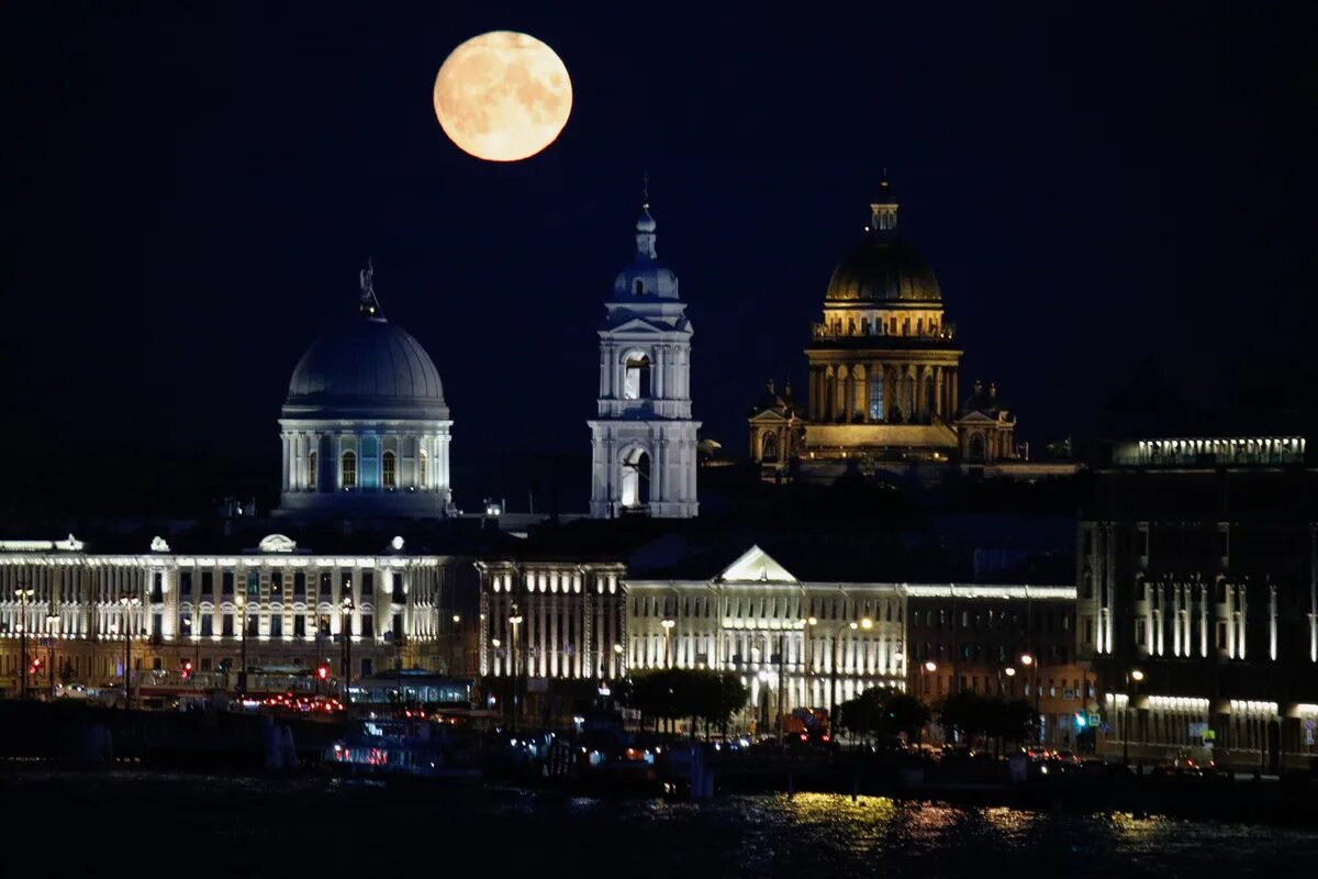 Суперлуние в Санкт-Петербурге. Суперлуние в Санкт-Петербурге 2021. Суперлуние в Питере. Огромная Луна.