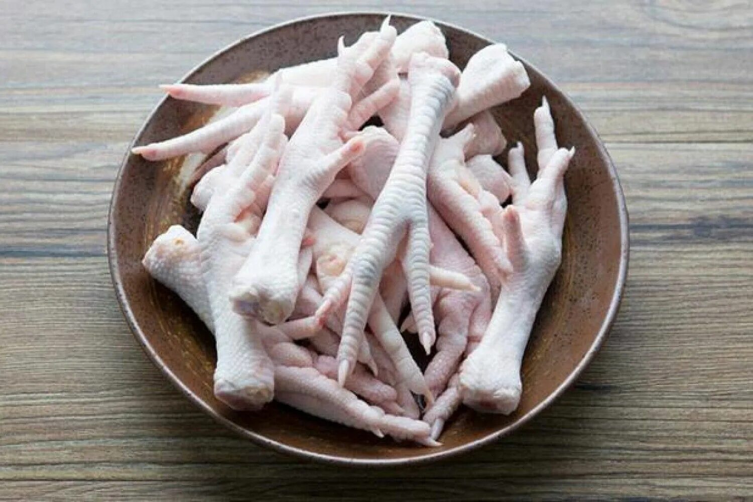 Холодец из куриных лап. Декоративная куриная лапка. Куриные лапы польза для людей. Мармелад куриные лапки. Куриные лапы польза для людей.