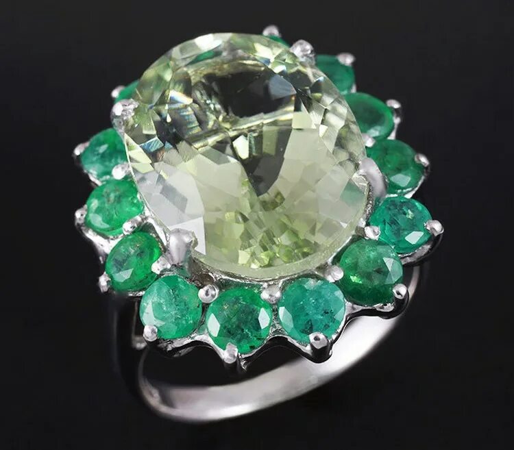 Изумруд по знаку зодиака. Кому подходит изумруд. Изумрудные камни названия. Изумруд цвет камня. Изумруд характеристика камня.