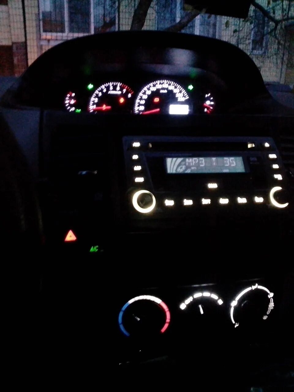 Панель пиборов geely mk kross. Geely mk cross 2012 салон. Geely mk 2013 салон. Щиток приборов geely mk cross. Панель джили мк кросс.