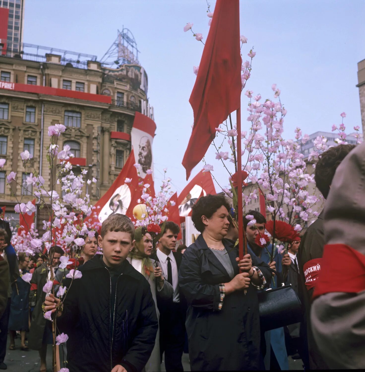 Парад 1 мая москва. Демонстрация трудящихся 1 мая СССР. Первомай парад СССР. Демонстрация 1 мая в СССР. Первомайская демонстрация в СССР Москва.