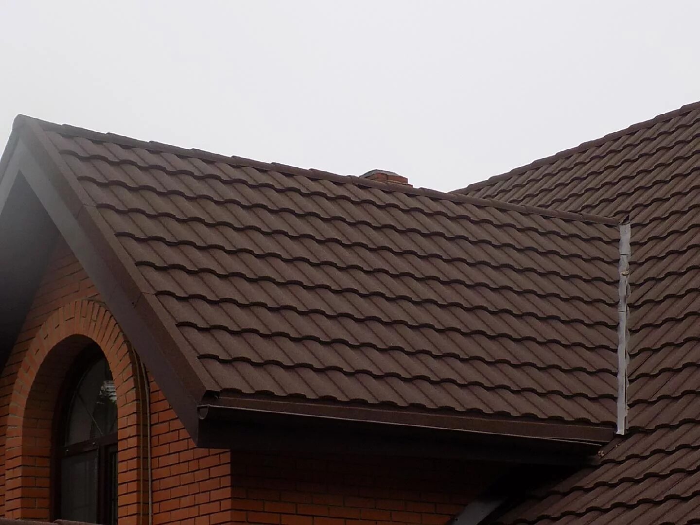 Металлочерепица "испанская сьерра" 8017. Скат металлочерепица. Металлочерепица адамант. Металлочерепица монтеррей рал 3005. Кровля - металлочерепица interprofil.