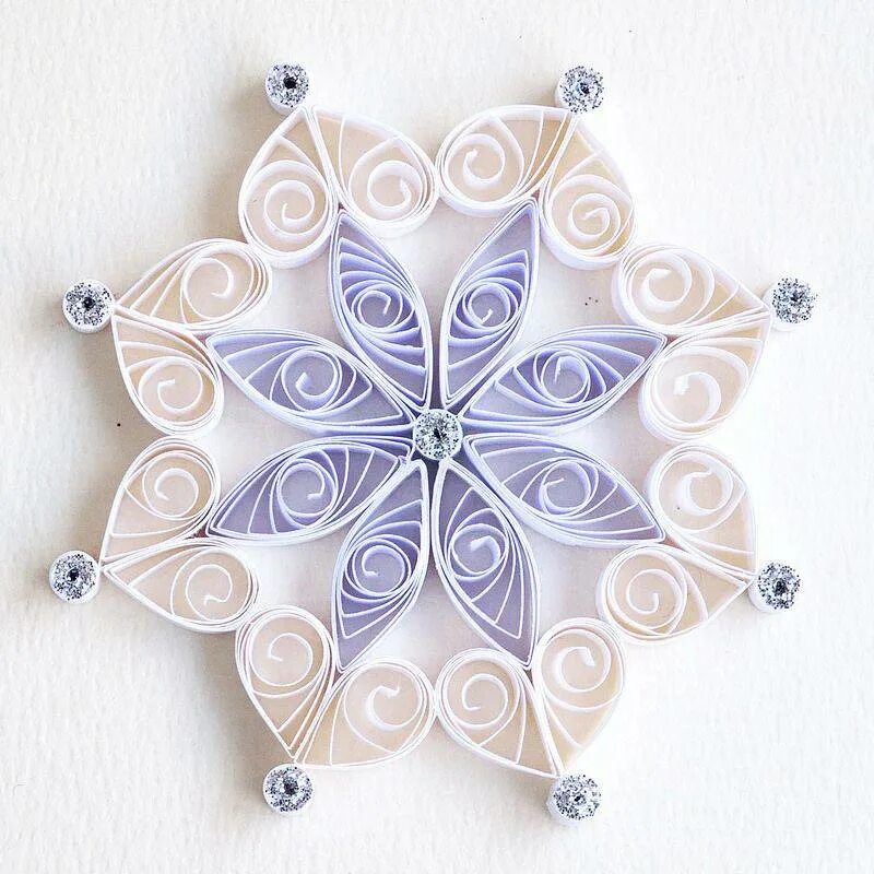 Снежинки в технике квиллинг мастер класс. Снежинки из квиллинга на новый год. Квиллинг снежинка для начинающих. Снежинки квиллингом. Снежинки своими руками для начинающих.