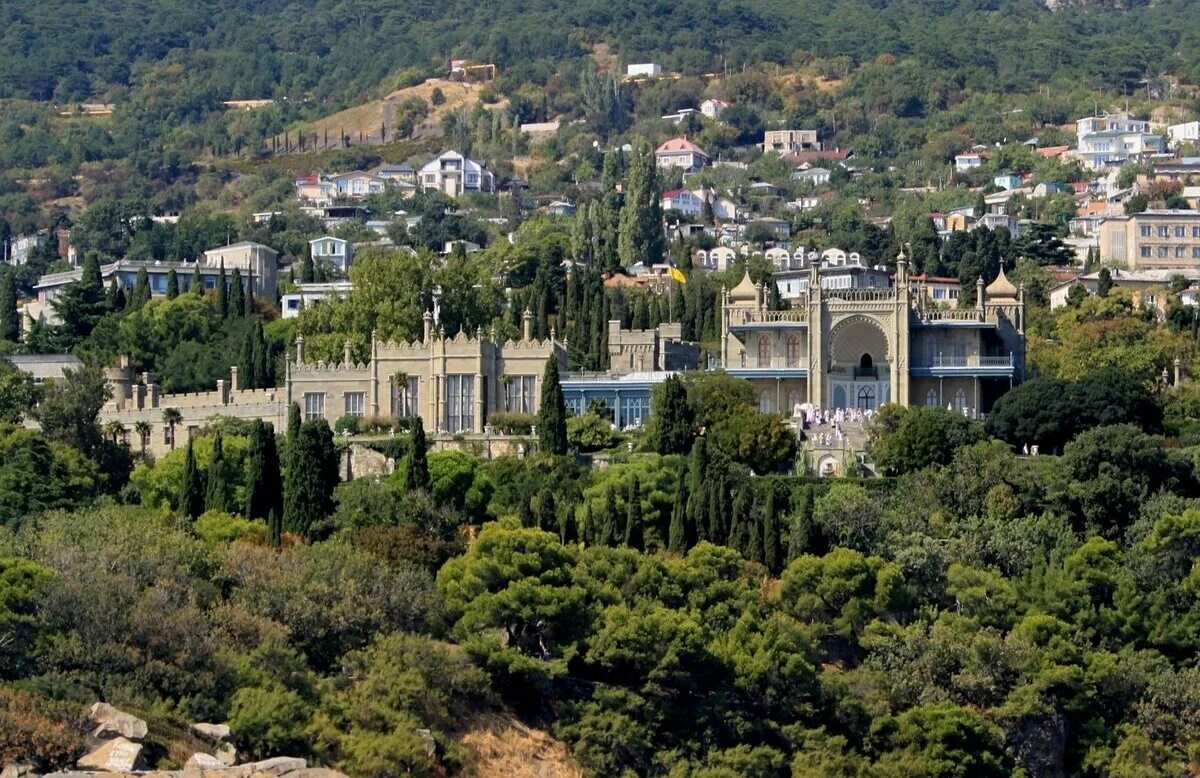 Воронцовский дворец в Алупке. Воронцовский дворец (г. Алупка). Воронцовский дворец с Морея. Алупка колоннада.