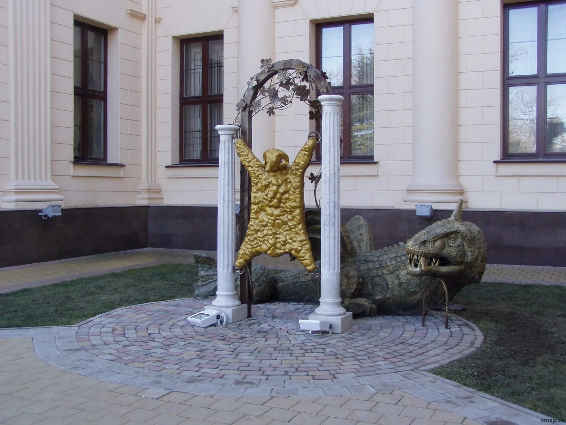 Золотая статуя. Петергоф статуи большого каскада. Памятник золотому. Сапармурат ниязов туркменбаши памятник. Золотая статуя.