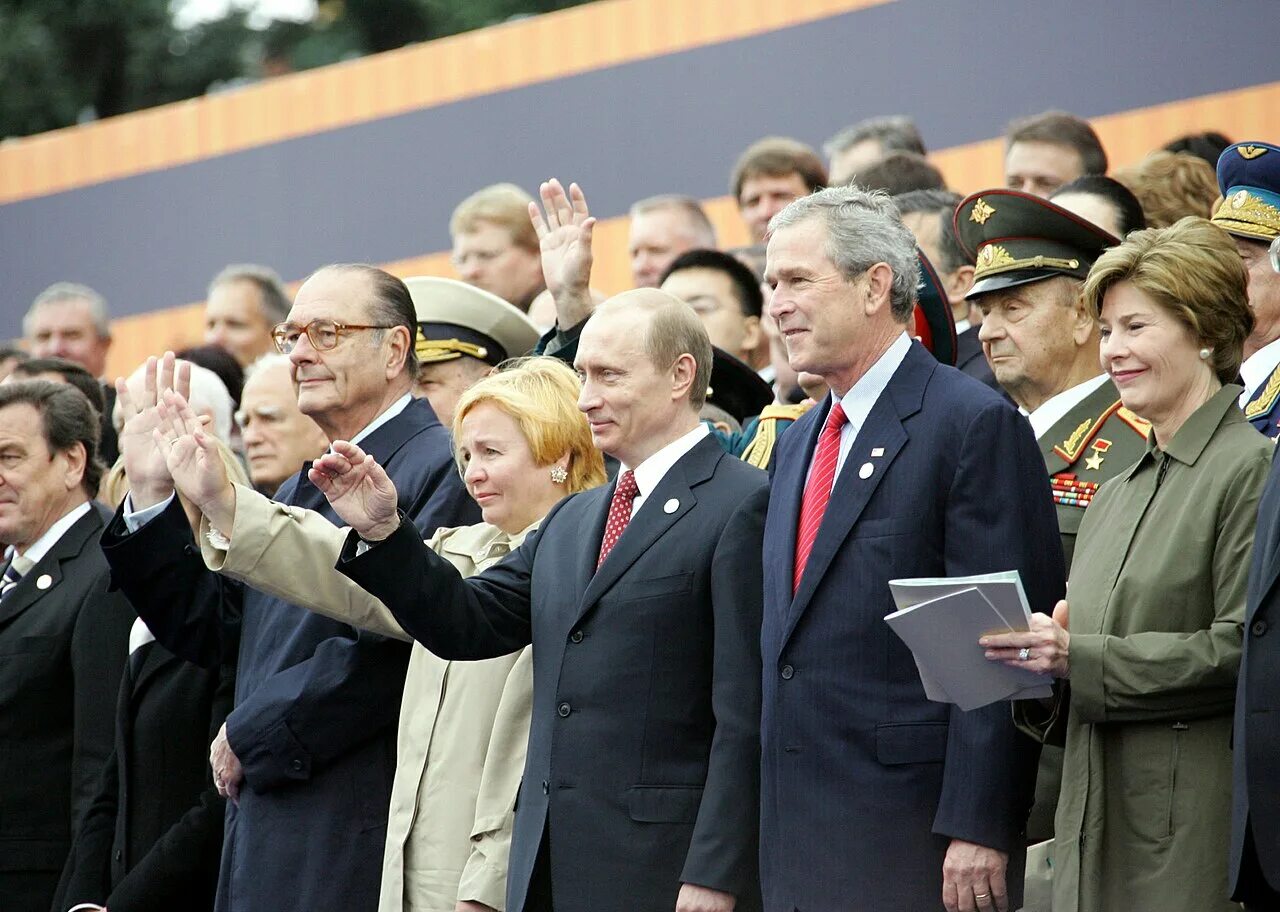 9 мая 2005. Джордж Буш на параде Победы 2005. Жак Ширак на параде Победы 2005. Джордж Буш младший на параде Победы в Москве. Буш на параде Победы в Москве 2005 год.