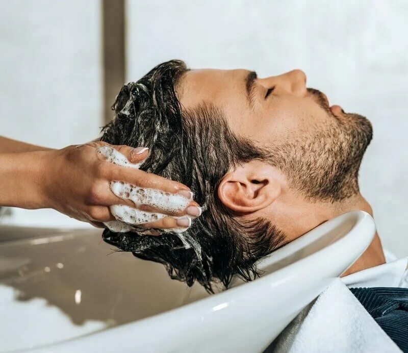 Стрижка мытье головы. Мытье головы мужчине. Мытье волос мужское. Мужчина моет голову. Мужчина волосы мойка.