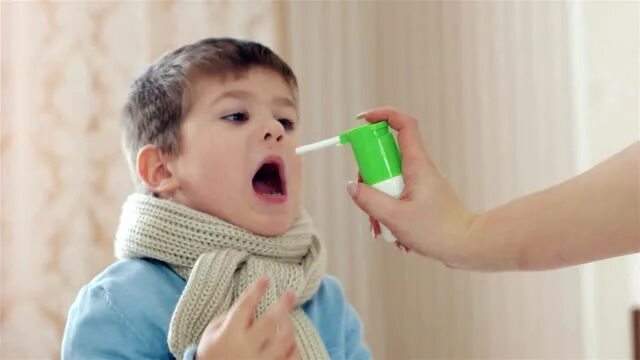Горло маленьких детей мальчиков. Ребёнок открывает рот неврология. Горле маленькие подростки. Очишени горла для маленький ребёнка. Little throat