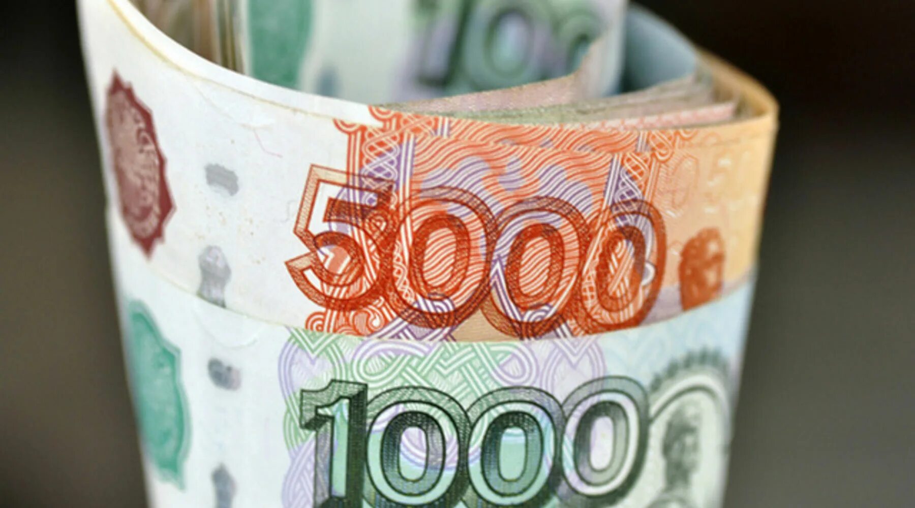 Оформить 10 тысяч. 10 тысяч рублей. 10000 рублей. 10000 рублей в руках. картинка 10 тысяч рублей.