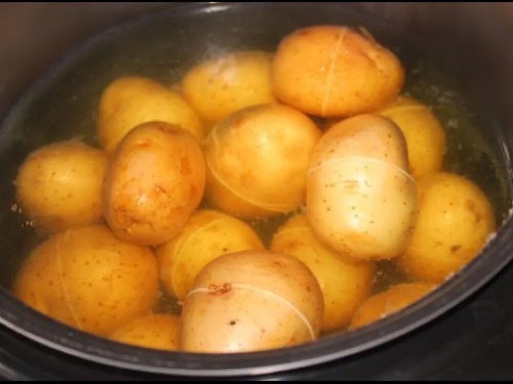 Картошка в кожуре в кастрюле. Отварить картофель. Картошка в мундире в мультиварке. Вареная картошка в мультиварке. Картофель в мундире.