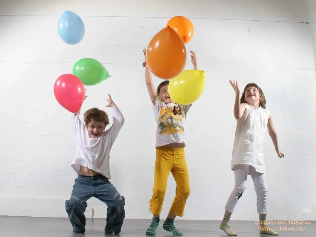 Танец с воздушными шарами. Дети с воздушными шариками. Фотосессия детей с воздушными шарами. Конкурсы с воздушными шарами для детей.