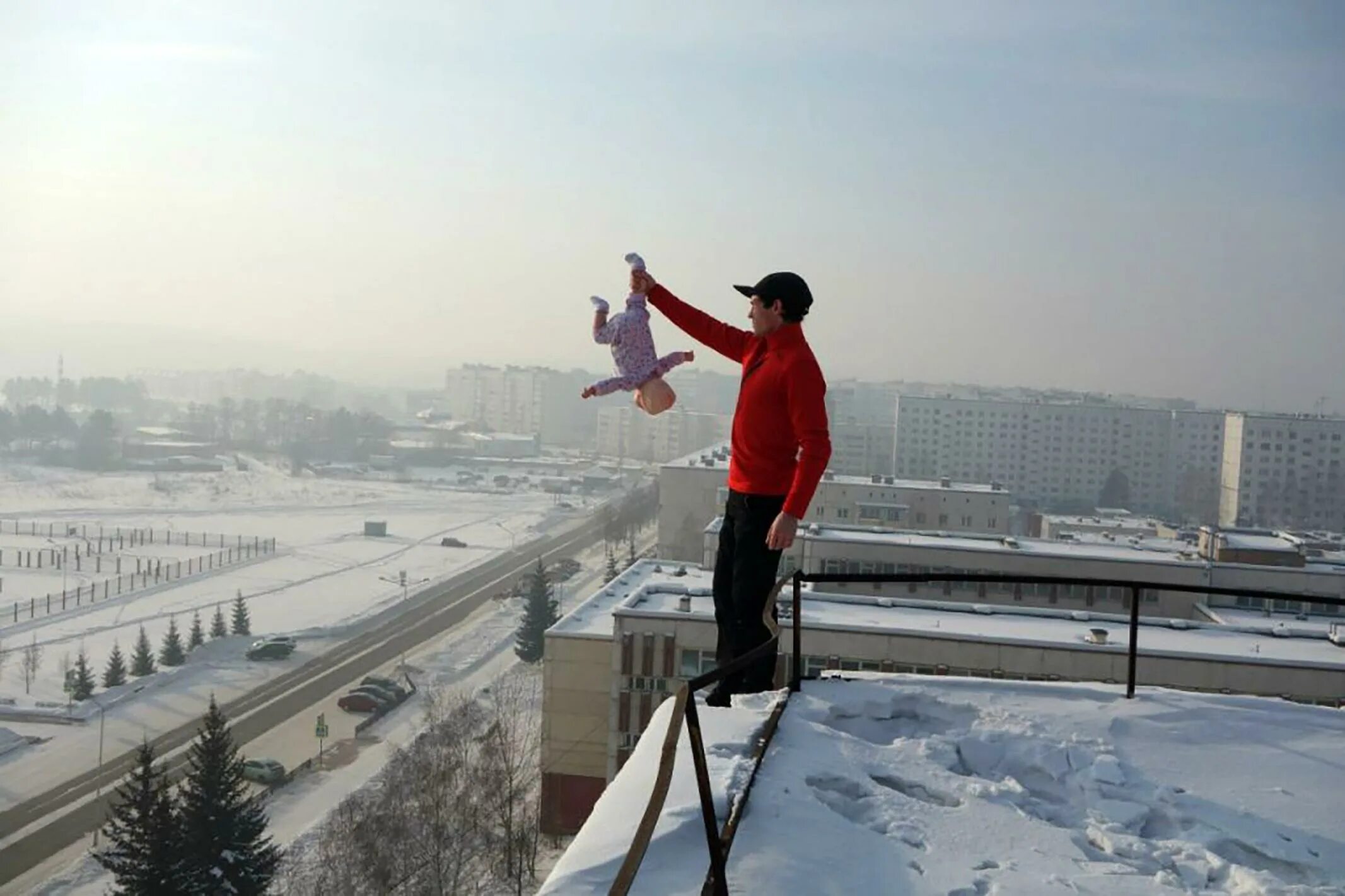 Край крыши. Прыжок с крыши. Чел прыгает с крыши. Ходим по краю но не видим края