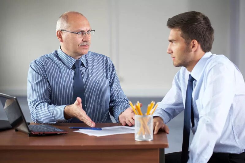 общение юриста. деловые переговоры. собеседование. адвокат женщина. мужчина на совещании.