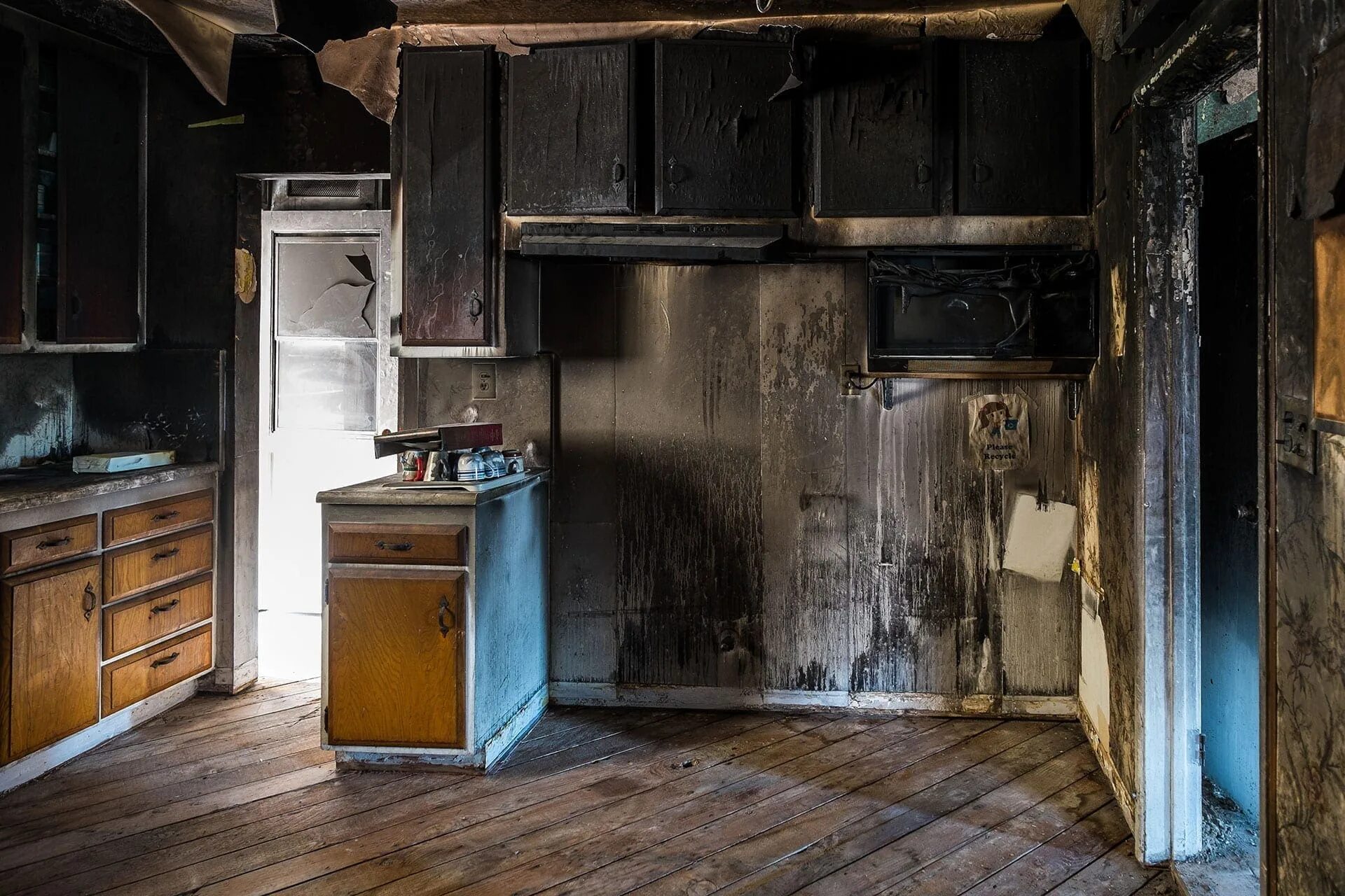 Имущество после пожара. Квартира после пожара. Дом после пожара. Кухня после пожара. Сгоревшая квартира внутри.