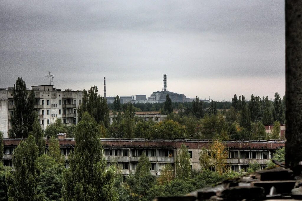 Город во франции припять. Вид на ЧАЭС из Припяти. Припять город призрак. Чернобыльской АЭС (вид на АЭС). Припять вид с крыши на ЧАЭС.