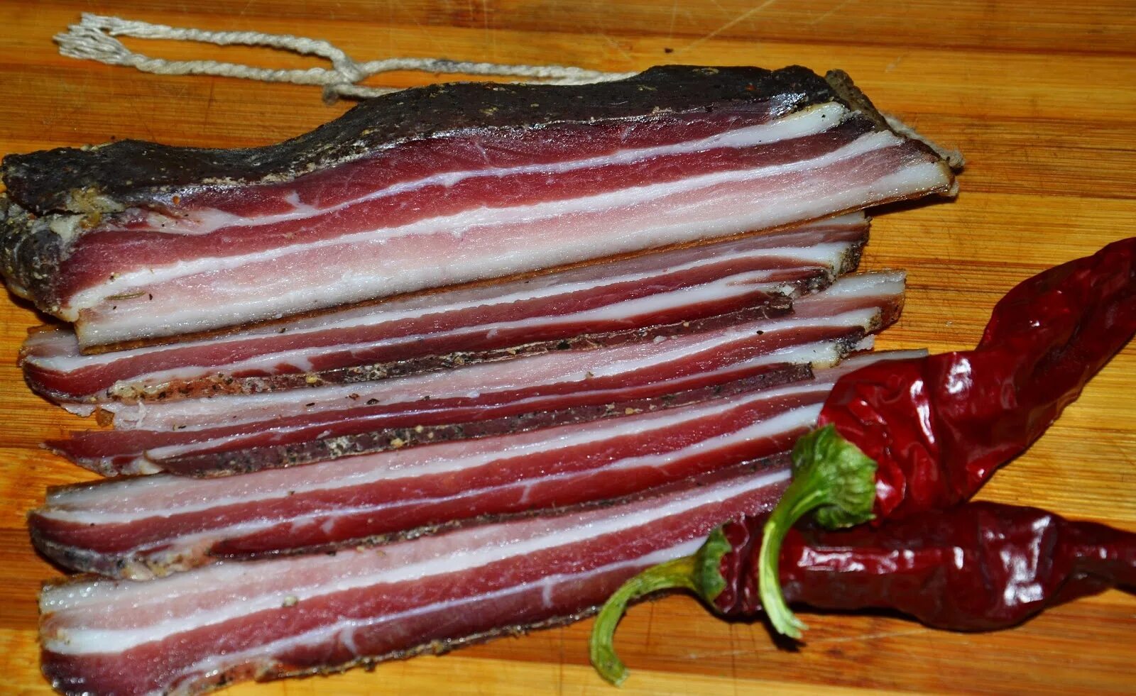 День бекона. Бекон из сома. Бекон растение. Ломтик бекона. Хрустящий бекон.