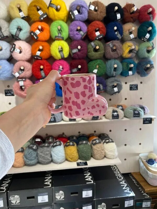 реклама магазина пряжи. магазин ниток. Shagiyarn. магазин пряжи внутри. разноцветная пряжа.