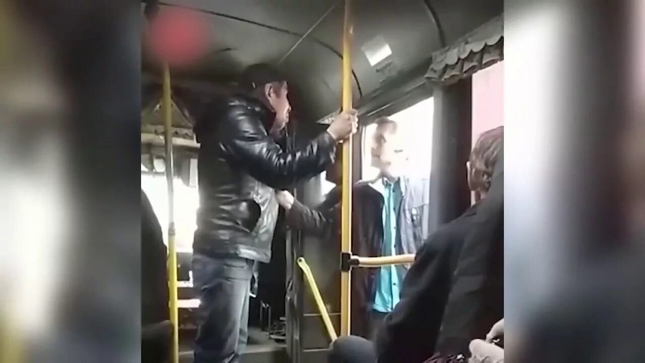 Смерть в автобусе в москве. Мужчина в автобусе москва. Мужчина истек кровью в автобусе. Мужчина в автобусе москва. Мужчина в автобусе.