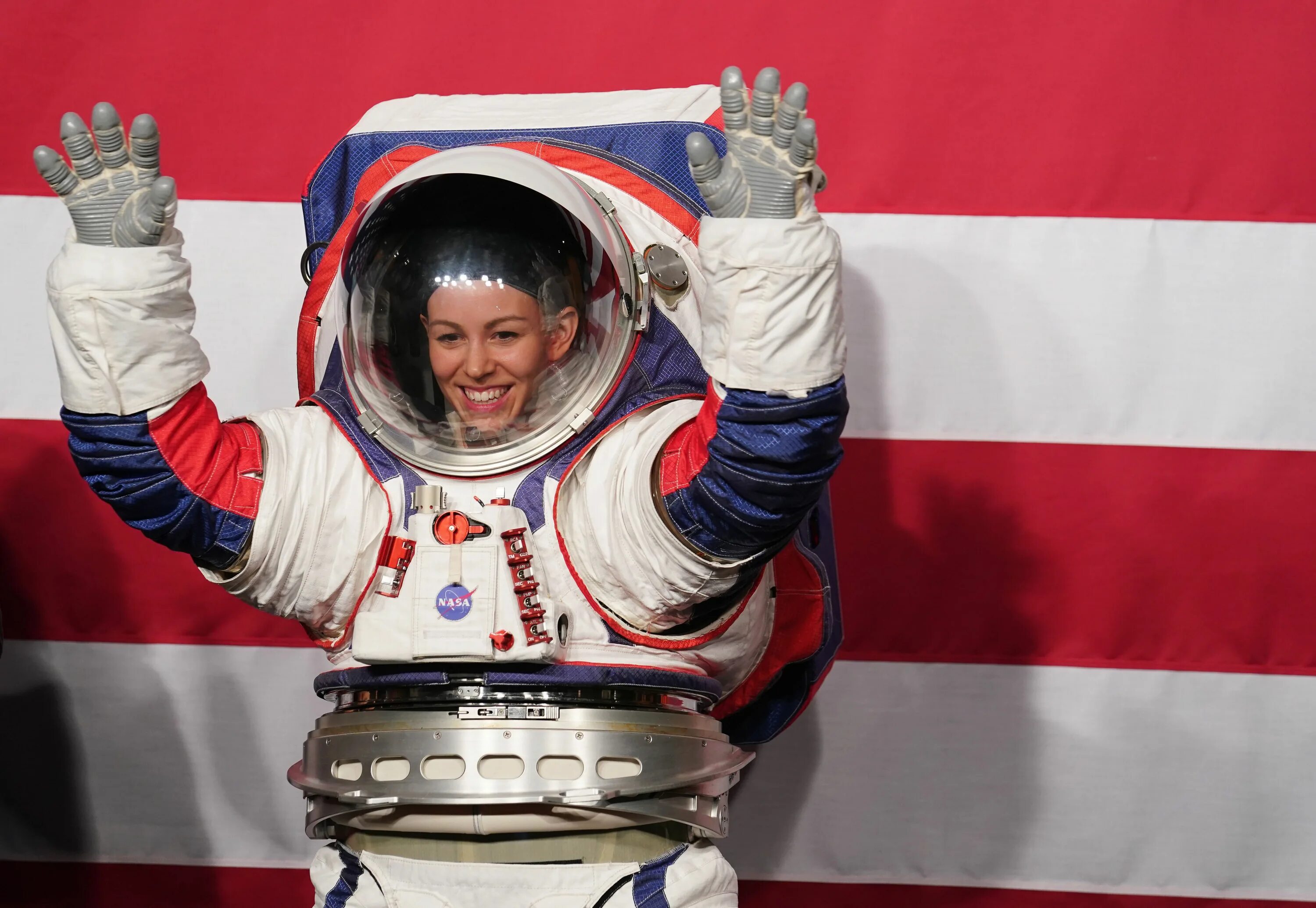 Скафандры для полета на луну изготавливали лучшие. Скафандр Космонавта НАСА. Скафандр астронавта НАСА. Девушка в скафандре. Космический костюм НАСА.