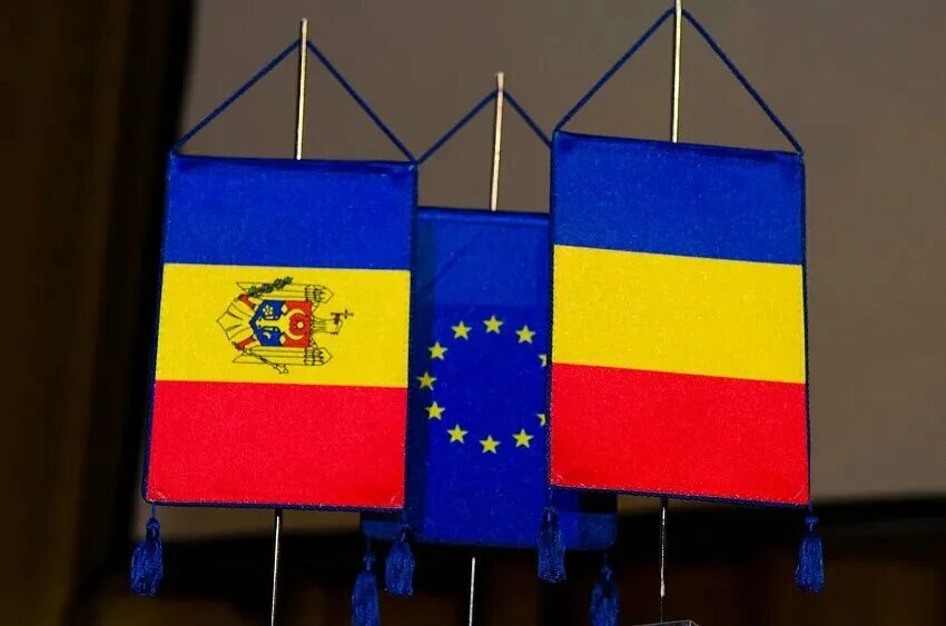 Объединение молдовы и румынии. Молдова и румыния. флаг румынии и молдавии. румынский и молдавский флаги.
