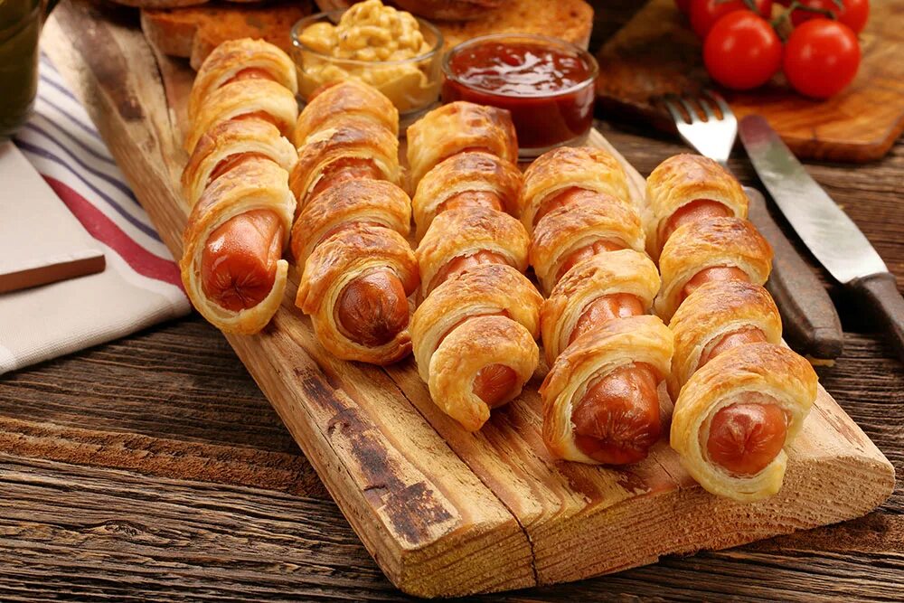 Можно ли в тесте. Сосиска в тесте. вкусные сосиски в тесте. сосиски в слоёном тесте на сковороде. сосиска в тесте жареная.