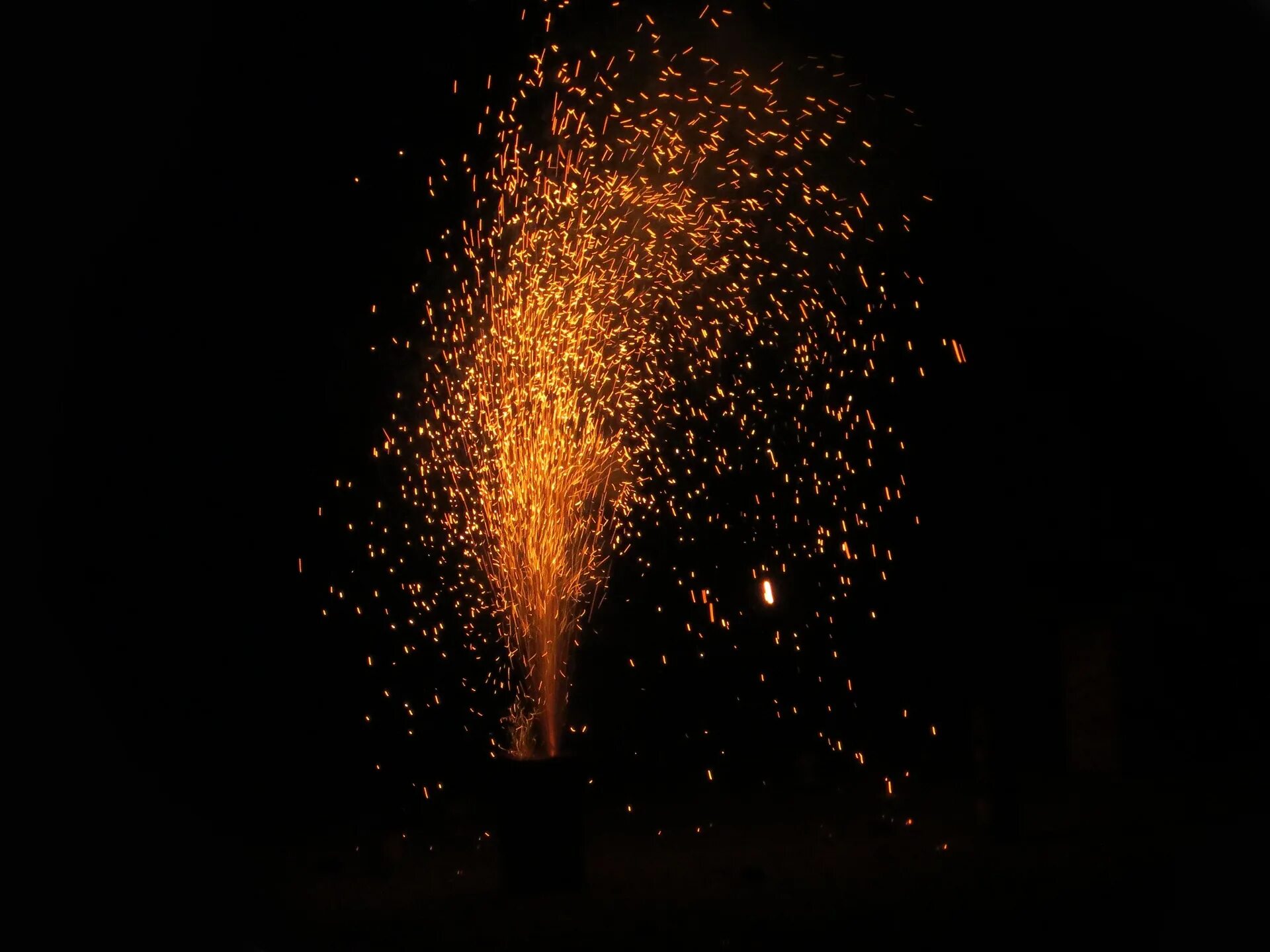 Sparks. Фонтан искр. Искры огня. Сноп искр. Искры полетели