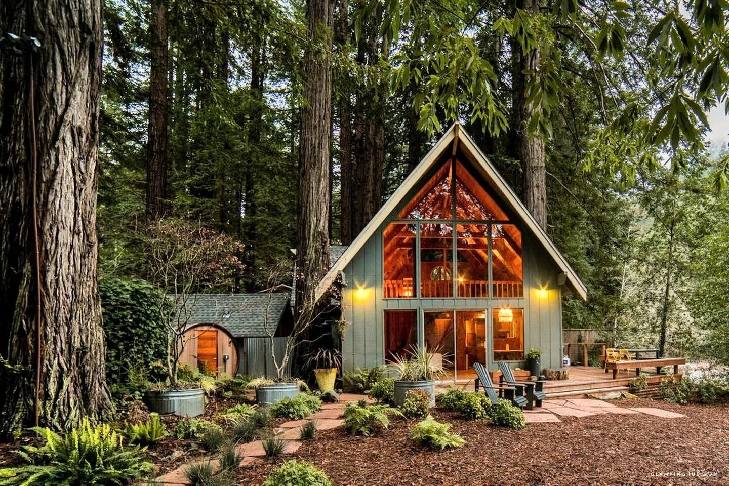 Хижина гномов, Британская Колумбия. Домик в лесу. Дом в лесу. Уютный домик в лесу. Очаровательный дом