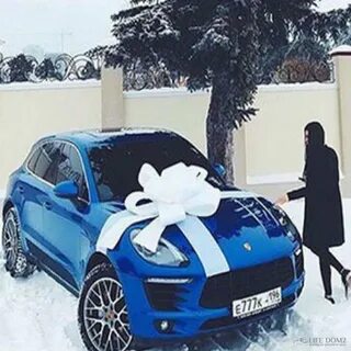 Первый подарил машину второй на ней