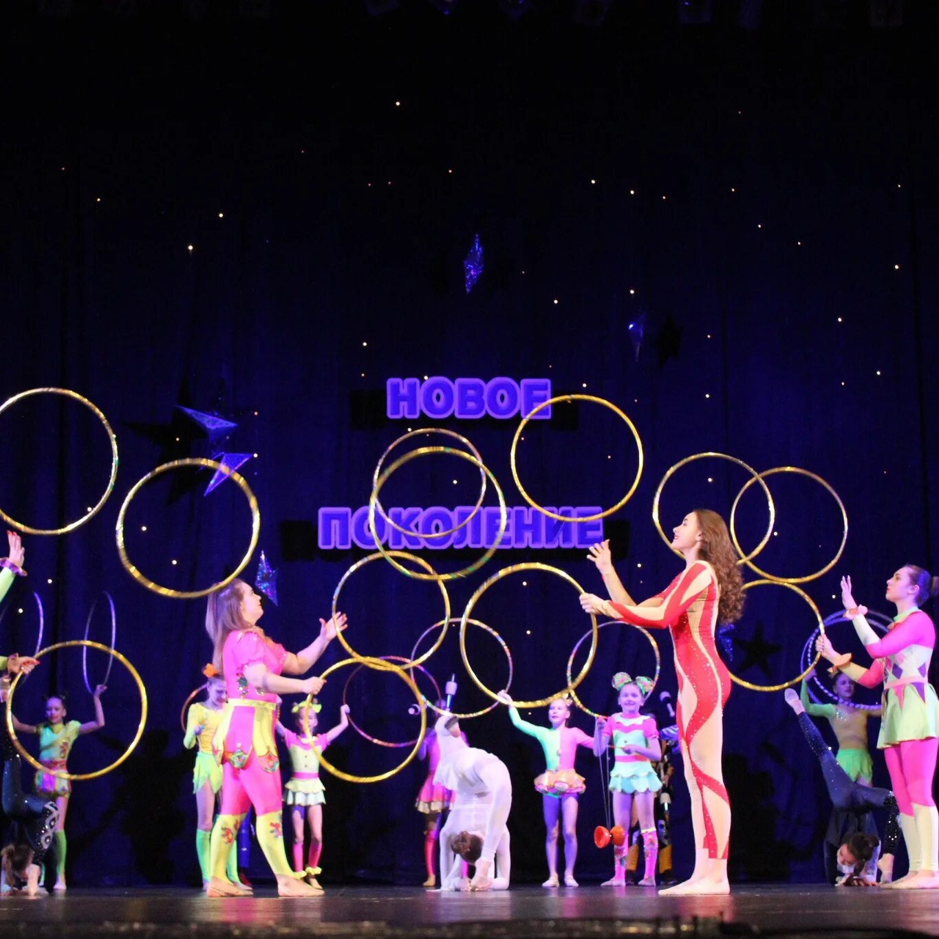 Растяжка в цирковой студии. Цирковой центр. Акробатический танец. Эквилибристика гимнастика цирк. Цирковое искусство.